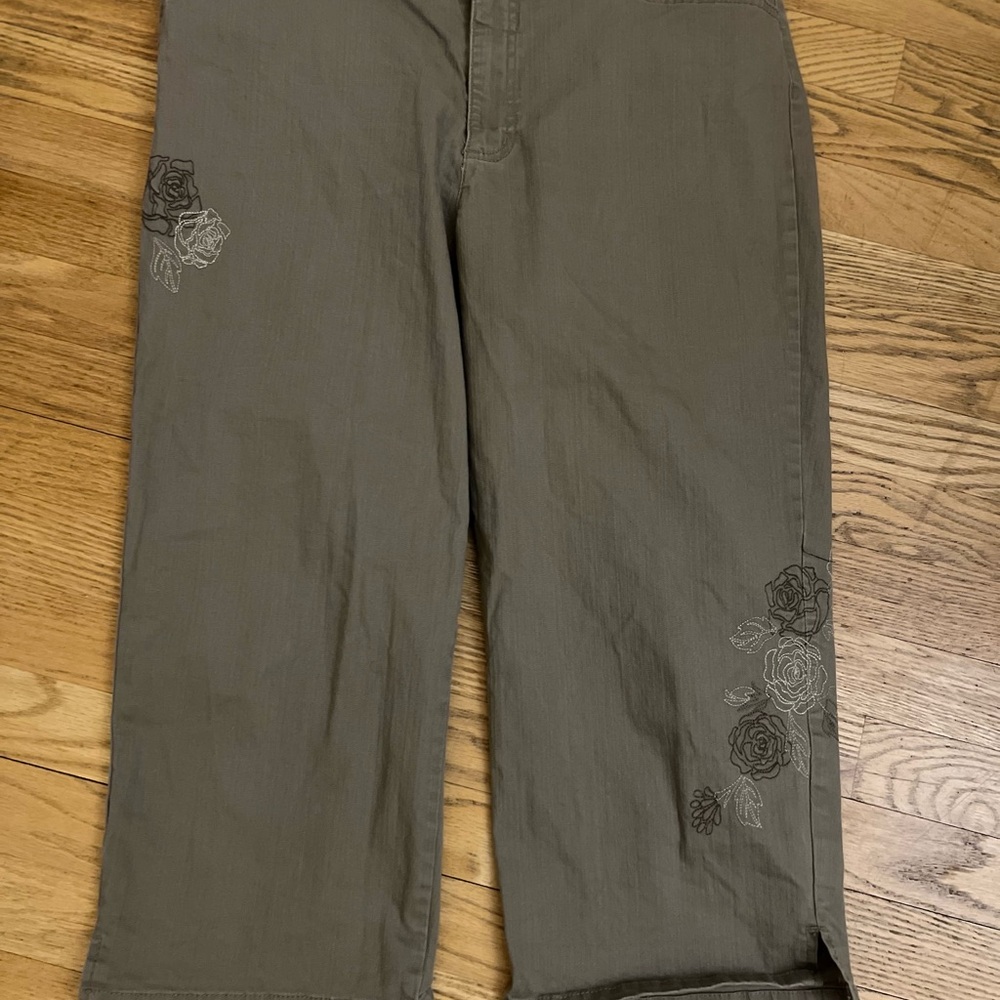 Ladies Size 16 Gloria Vanderbilt Khaki Trousers Crops Capris Embroidered GUC ❤️
